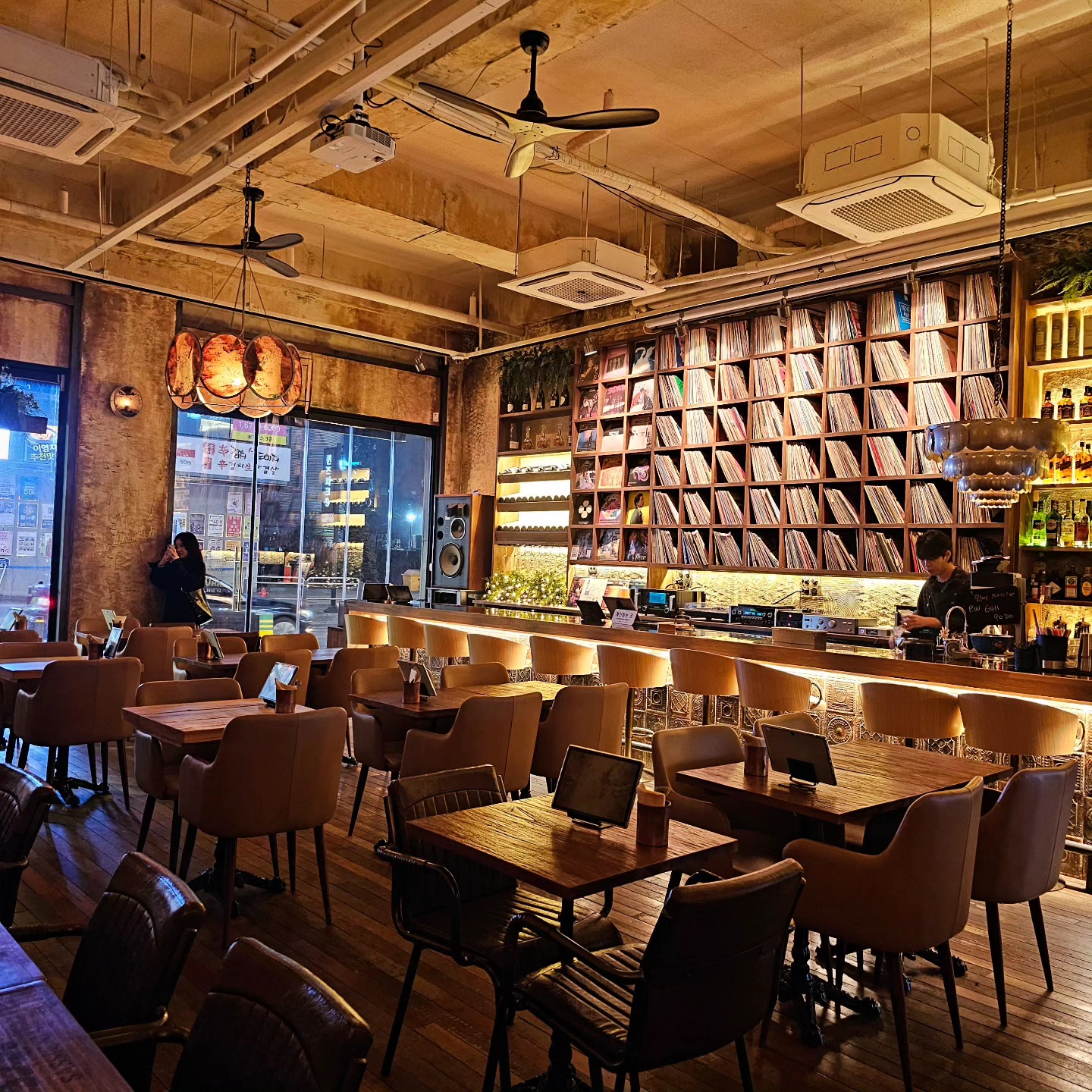 맛집탐방] 감성이 흘러넘치는 LP바 다이어메이커 마곡점 - 아트네스