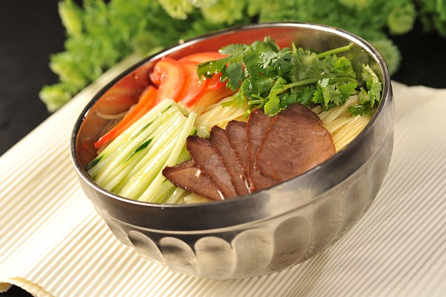 부산 냉국수 한 그릇. 한국식 냉국수 음식 문화를 보여주는 자료사진