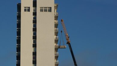 8월 분양 물량 급증한 아파트 건설 크레인 현장. 자료사진