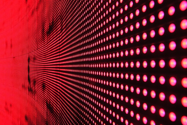 붉은 LED 조명이 격자로 배열된 스크린 클로즈업. 자료사진