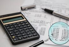 회계 감사 서류와 계산기, 테더 감사 관련 자료사진