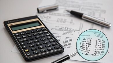 회계 감사 서류와 계산기, 테더 감사 관련 자료사진