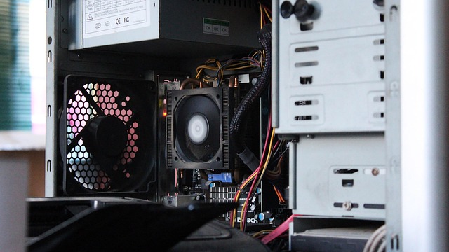 컴퓨터 본체 내부 프로세서와 쿨러. AMD 월드랩스 인수 관련 자료사진