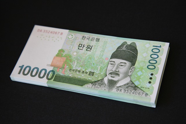 묶음으로 쌓인 만 원권 지폐. 기준금리 인상 자료사진