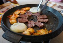 불판 위에 구워지는 한우 고기와 김치, 자료사진