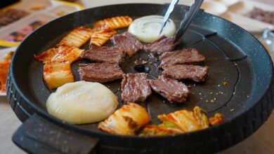 불판 위에 구워지는 한우 고기와 김치, 자료사진