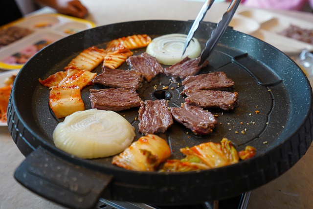 불판 위에 구워지는 한우 고기와 김치, 자료사진
