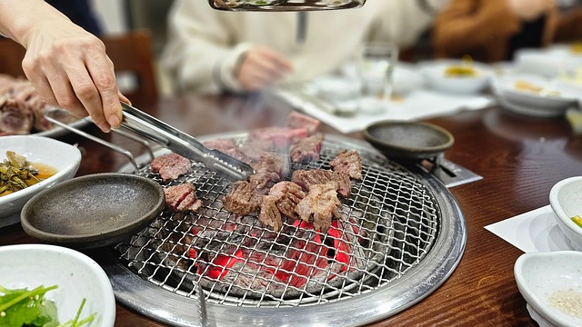 숯불 석쇠에 올려 굽는 한우 구이, 언양불고기 참숯구이 자료사진