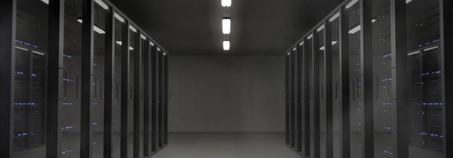 어두운 서버룸의 데이터센터 랙, AI 인프라 GPU 지원 관련 자료사진