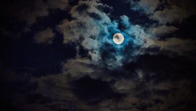 추석 연휴를 앞둔 코스피 마감을 떠올리게 하는 보름달 야경. 자료사진