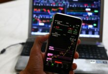 스마트폰 주식 차트 화면과 노트북. SEC 이노베이션 익셈션 토큰화 주식 거래장 면제 관련 자료사진