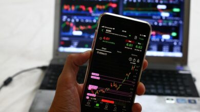 스마트폰 주식 차트 화면과 노트북. SEC 이노베이션 익셈션 토큰화 주식 거래장 면제 관련 자료사진
