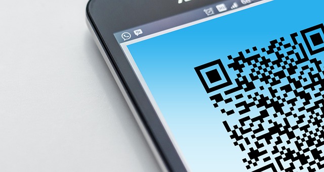 QR 코드를 비추는 스마트폰, 서도호전 모바일 입장 관련. 자료사진