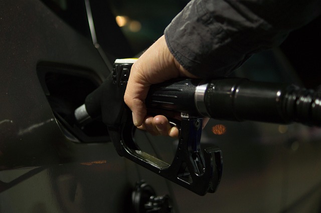 미국 8월 생산자물가 상승 배경, 주유소 디젤 주유 노즐. 자료사진