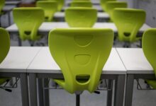 교실에 줄지어 놓인 책상과 의자. 9월 모의평가 과탐 자료사진