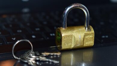 잠금장치와 열쇠가 놓인 노트북 키보드, 전체 디스크 접근 권한 보안 설정 자료사진