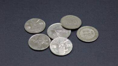 기준금리 동결 소식을 상징하는 쌓인 원화 동전. 자료사진