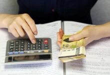 10월 금통위 앞 물가 부담을 가늠하는 원화 지폐와 계산기. 자료사진