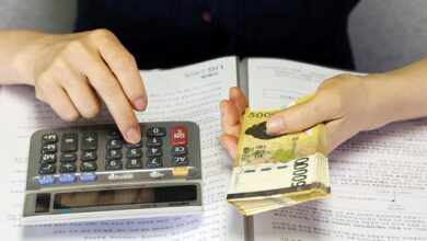 10월 금통위 앞 물가 부담을 가늠하는 원화 지폐와 계산기. 자료사진