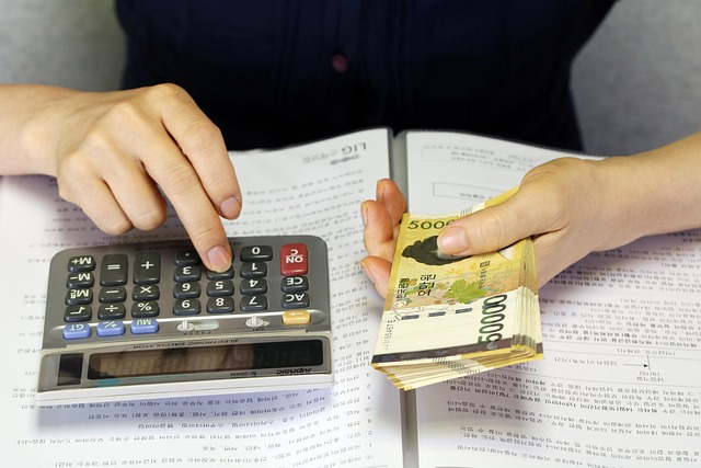 10월 금통위 앞 물가 부담을 가늠하는 원화 지폐와 계산기. 자료사진