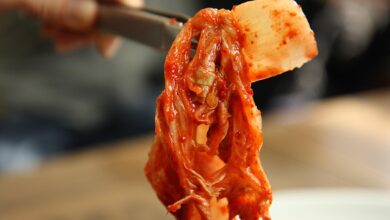 광주김치축제 기사 대표 이미지, 젓가락으로 집어 든 배추김치. 자료사진