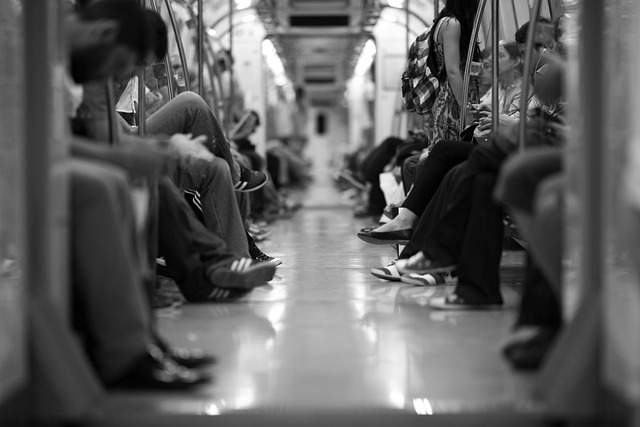 지하철 객차에 앉은 출퇴근 승객들. 비정규직 통계 기사 자료사진
