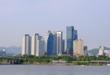 한강 너머 서울 도심 고층 빌딩 전경. 투자자예탁금 감소 기사 자료사진