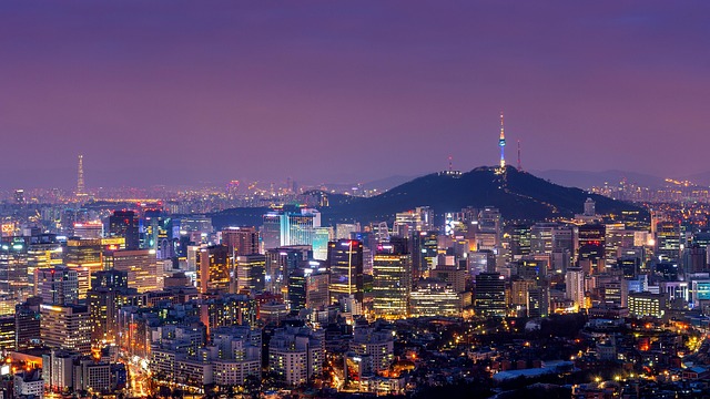 도심 고층 빌딩 야경. 코스피 마감 하락 자료사진