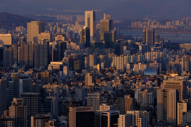 해 질 녘 빛을 받은 서울 도심 빌딩숲. 코스피 마감 자료사진
