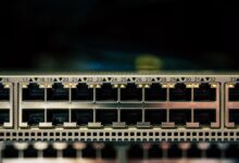서버 랙의 네트워크 스위치 포트. 구글 TPU 오라클 클라우드 제공 기사 자료사진