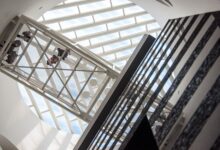 미술관 천창 아래 가교를 건너는 관람객. RM SFMOMA 전시 자료사진