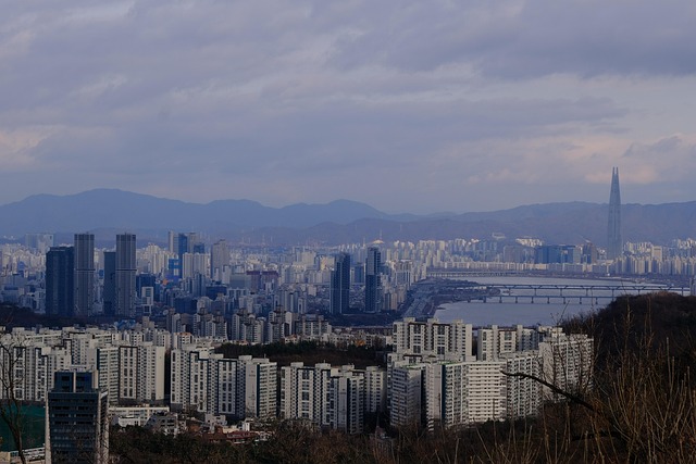 한강변으로 고층 아파트가 이어진 서울 도심 전경. 4분기 서울 집값 전망 자료사진