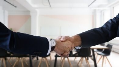 미국 9월 고용 보고서 속 채용 면접 악수 장면. 자료사진